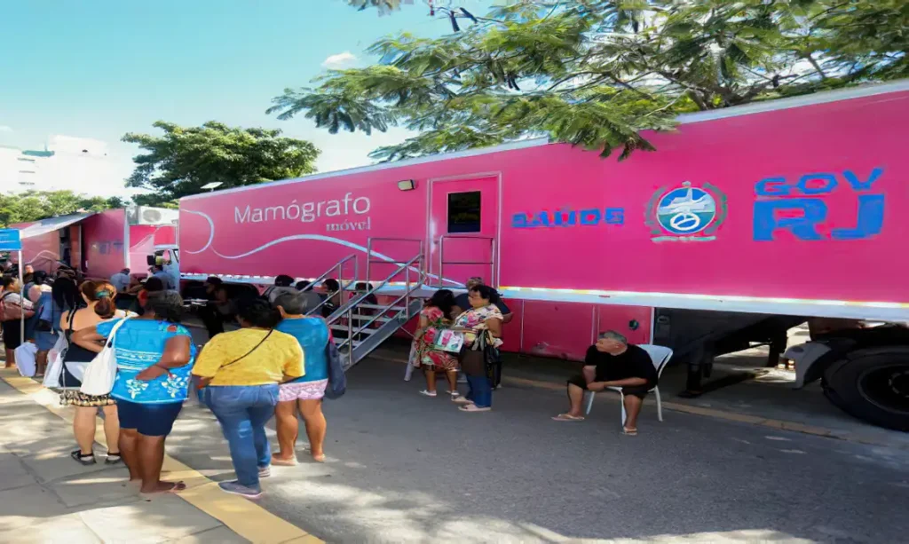 Quadra da Beija-Flor recebe mamógrafo móvel para exames gratuitos