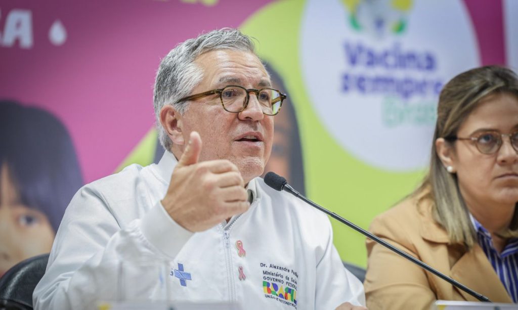 Ministro faz apelo por atualização da caderneta vacinal das crianças