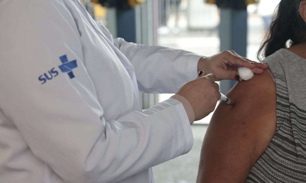 Vacinação de países vizinhos também impacta o Brasil, diz Opas