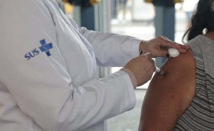 Irmãos Brant - Vacinação de países vizinhos também impacta o Brasil, diz Opas